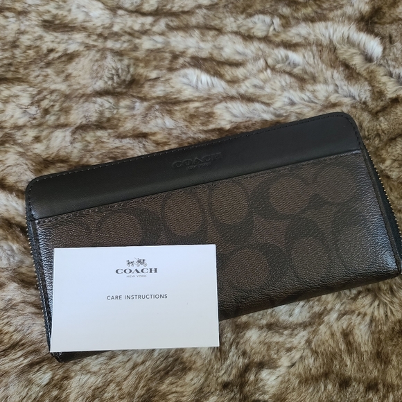 Coach Wallet - Picture 13 of 13